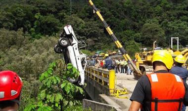 /vidasocial/transporte-escolar-cae-al-rio-y-deja-varios-ninos-desaparecidos-en-ecuador/31646.html